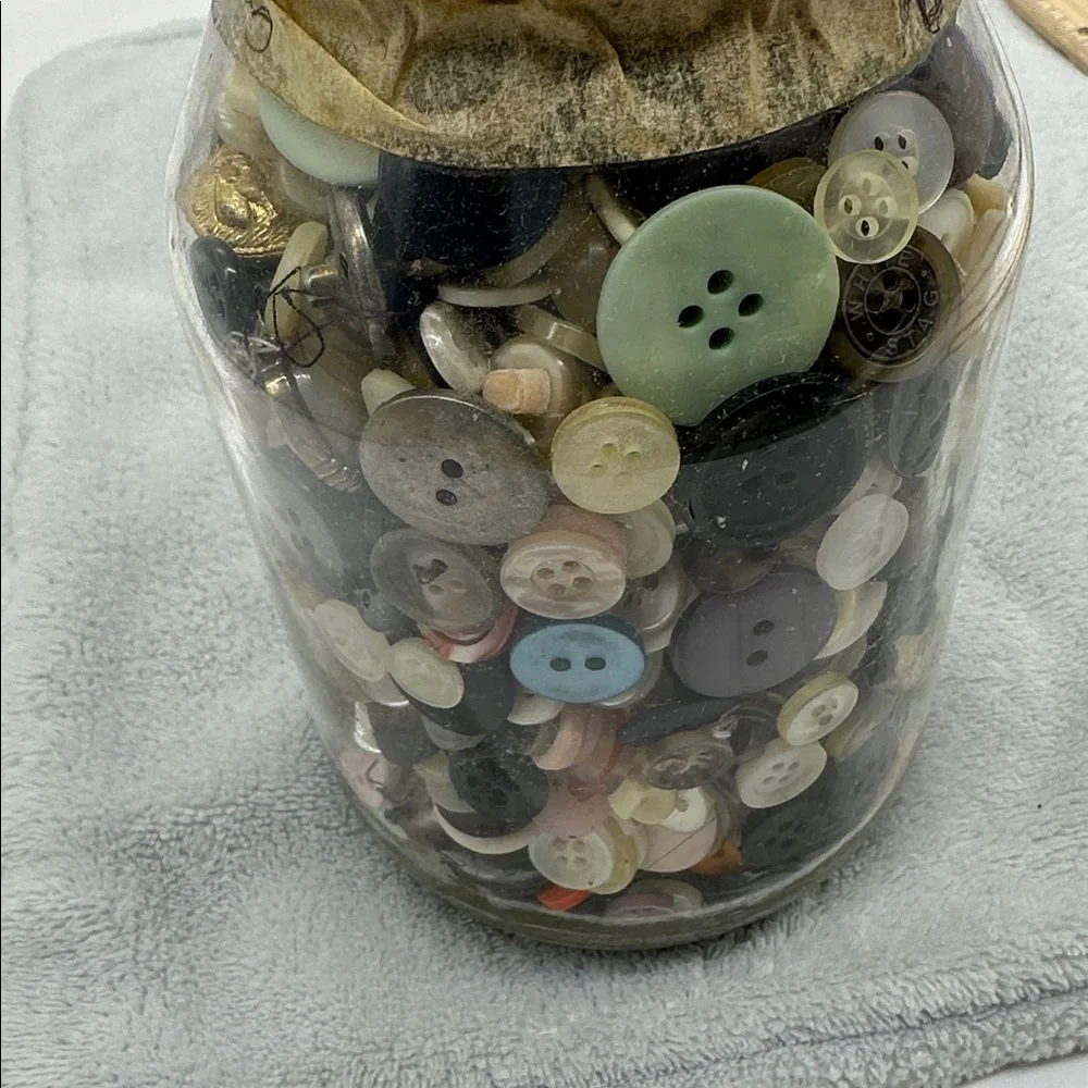 Vintage to Antique Large Jar Mixed Buttons Lot - Picture 8 of 8